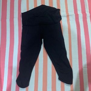 Lululemon cropped legging.